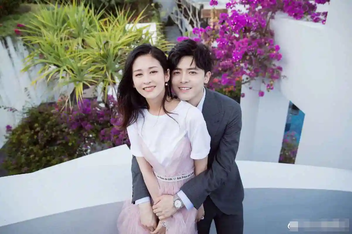 颖儿付辛博蜜月照幸福曝光 甜蜜对视高调秀恩爱