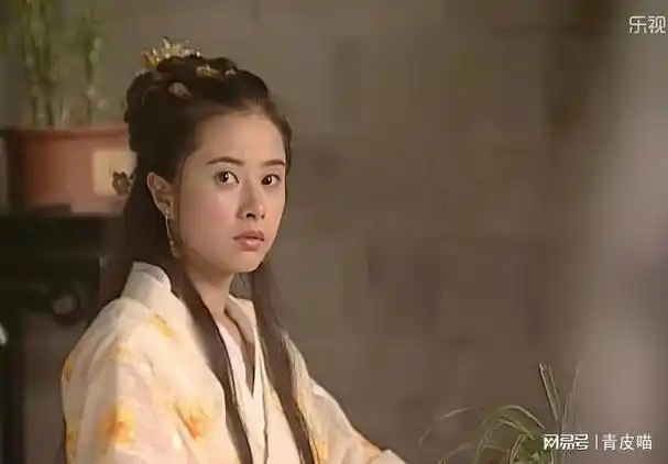 何美钿身穿肉丝踏春同时期女星都做了奶奶她还是清纯甜妹