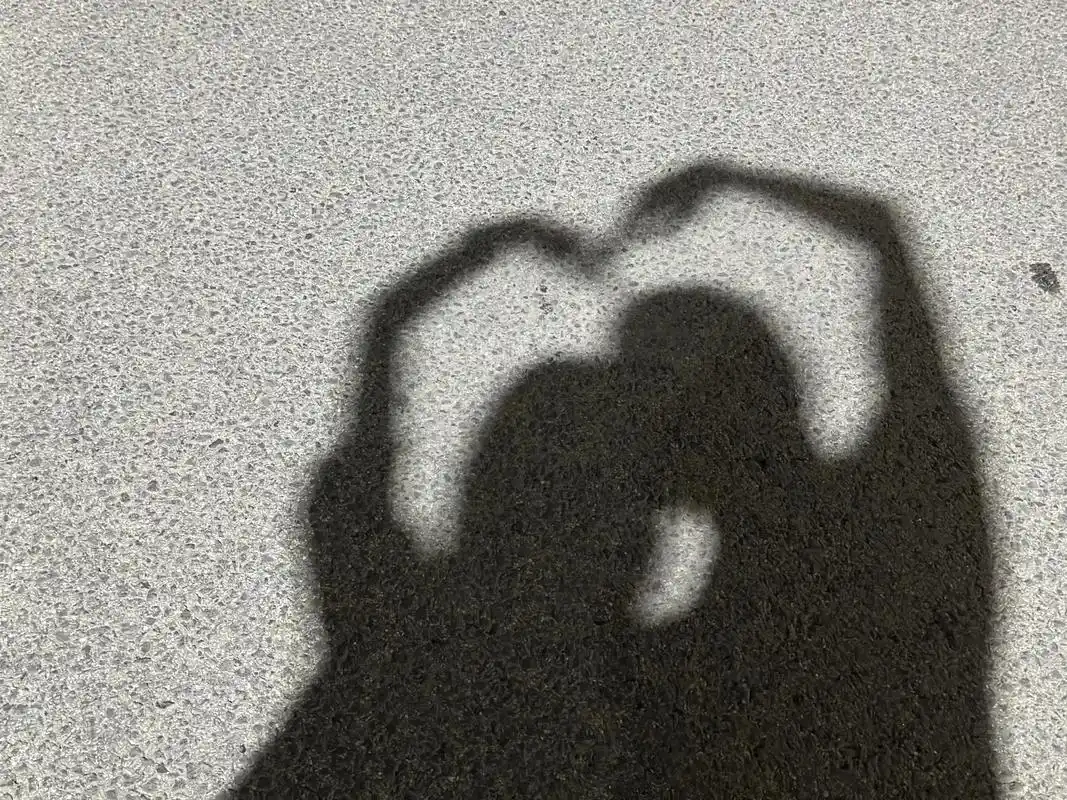 "一个是我的 另一个也是我的"#情侣拍照姿势 #手动比心 # - 抖音