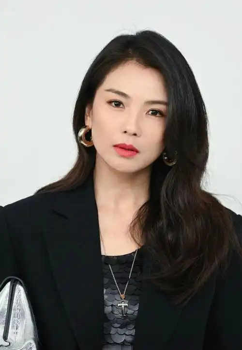 网友:她越来越"少女"了|发型|减龄|底妆|纯色|西装_网易订阅