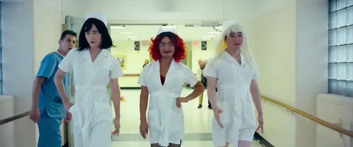 刘昊然女装惊艳全场,王宝强深夜酒吧被壮汉调戏!