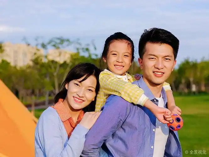 快乐的三口之家在公园合影_图片大全—全景创意图库(quanjing.