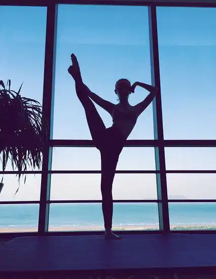 景甜晒高难度拉筋照 劈叉下腰秀好身材(7)