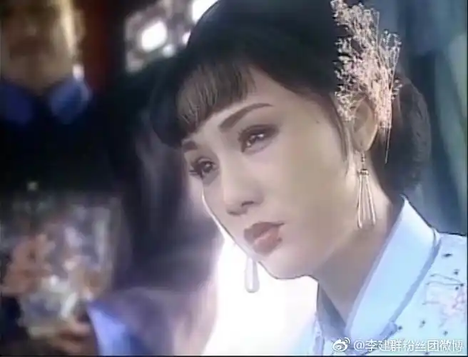 李建群的眼睛是睁不开吗,她的眼看起来很妩媚很闪(组图)