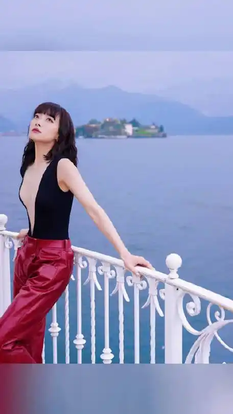 不得不说宋茜这身材真的太绝了,怎么穿都好有气场,咱就是谁看了能不