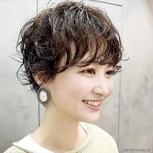 超a短发烫发来了!个性十足,让你在人群中脱颖而出!_发型_自然_卷发