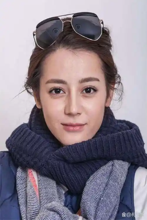 迪丽热巴素颜照曝光,她真的很普通,不要用挑剔的眼光欣赏她的颜值