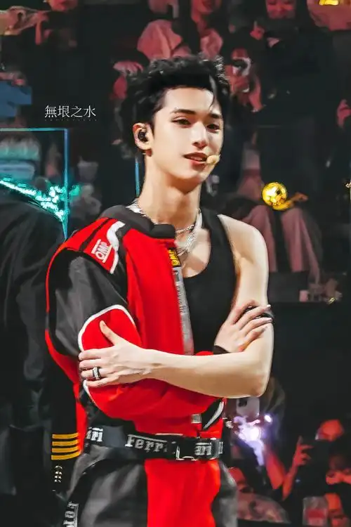 严浩翔超话#严浩翔叁重楼暨出道四周年演唱会#哥哥别抱胳膊啦 抱我吧