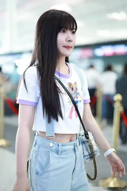 赖美云北京出发,露脐短t搭配背带牛仔裤甜美可爱_机场