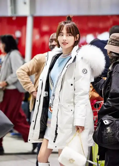 张嘉倪学00后穿"美少女靴",谁料搭三分裙,33岁凹出"漫画腿"