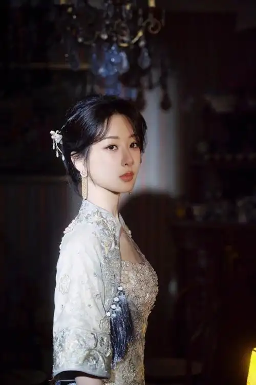 杨紫|长相思见面会第二套造型图,身穿guo pei 2016 春夏高定礼服,解锁