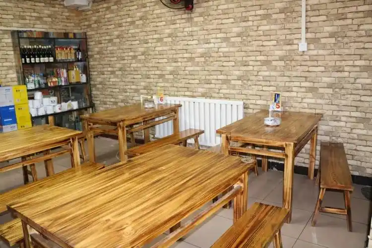 嫣然一副烧烤店该有的