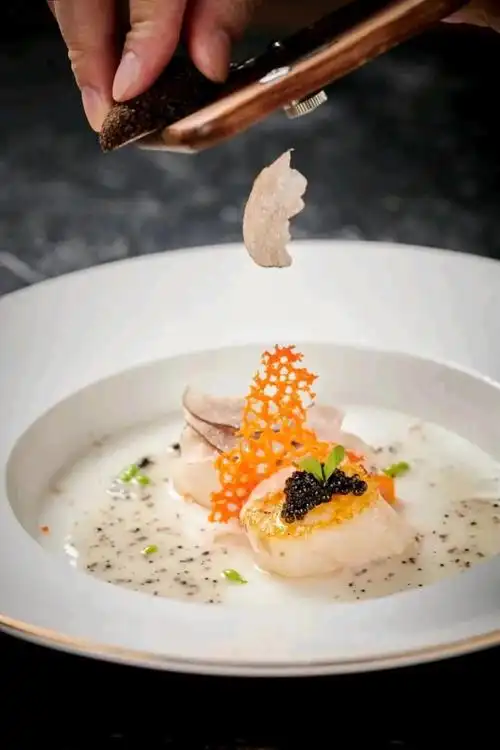 沈宜标:水中豆腐雕出花样,创新菜品"香芒虾球"