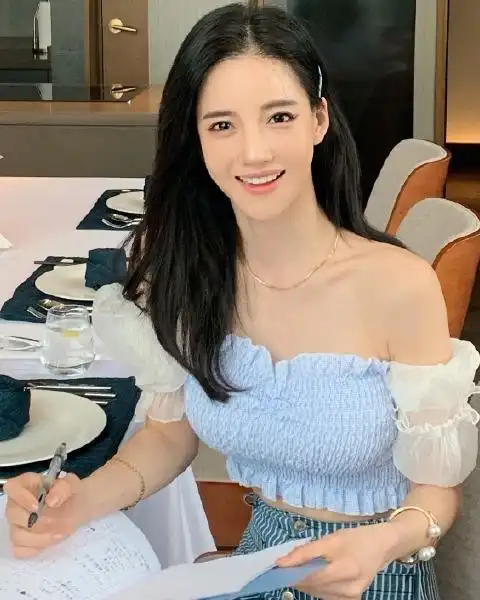 潘南奎失去热度后穿旗袍亮相博粉丝眼球很有军阀太太范