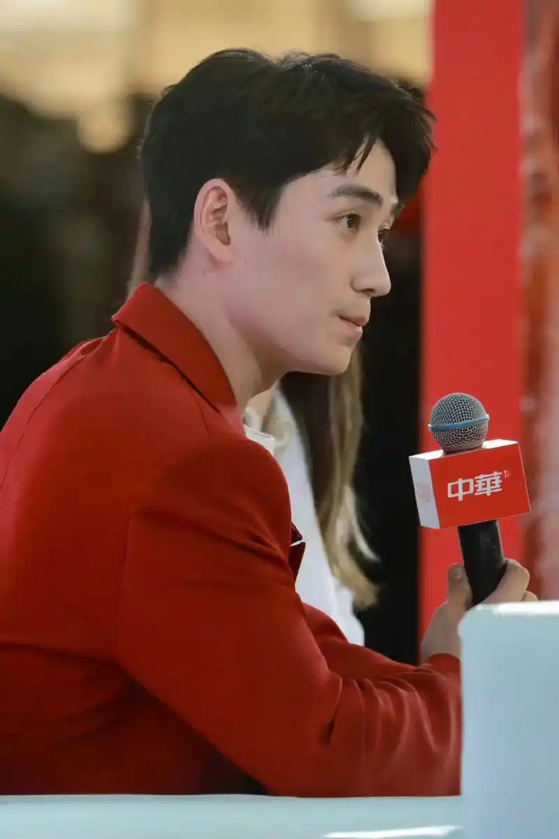 红色的93.#朱一龙 #西装杀 #笑起来很甜 #西装 - 抖音