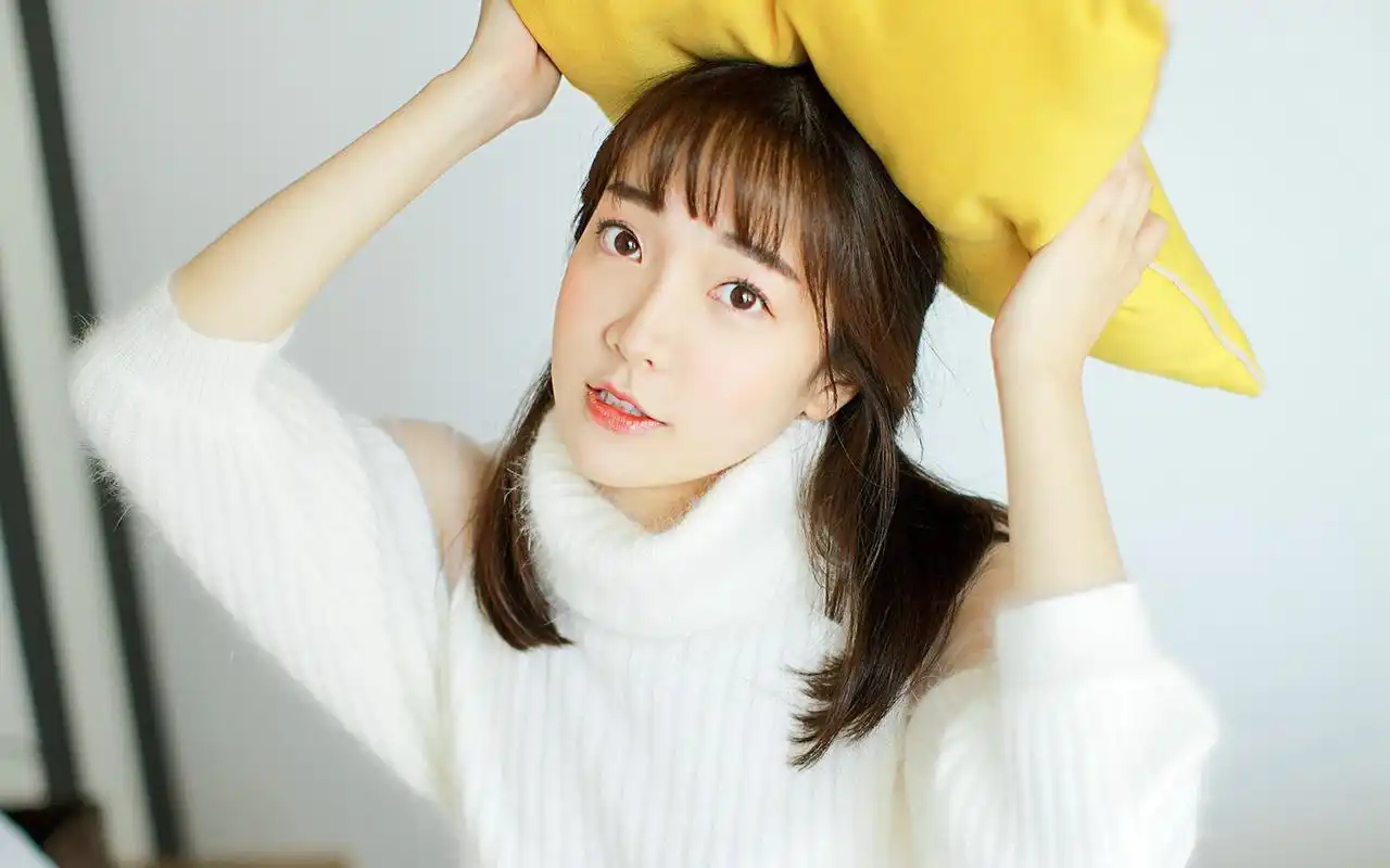 白色毛衣女孩甜美笑容治愈写真图片桌面壁纸第二辑