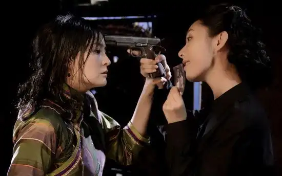 《最后一枪》横店热拍 涂黎曼"虐待"戴娇倩