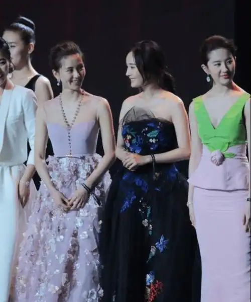 当杨幂和刘亦菲刘诗诗同框,穿礼裙各有各的美,但仪态差距挺悬殊