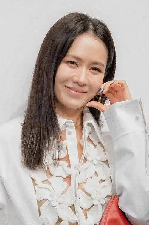 42岁孙艺珍罕见露面镂空上衣脚踩高跟鞋身材珠圆玉润有韵味