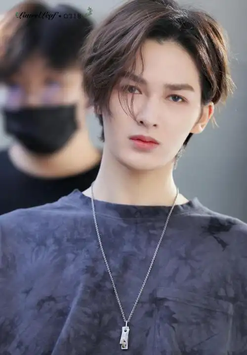 朱正廷帅气长发慵懒迷人写真