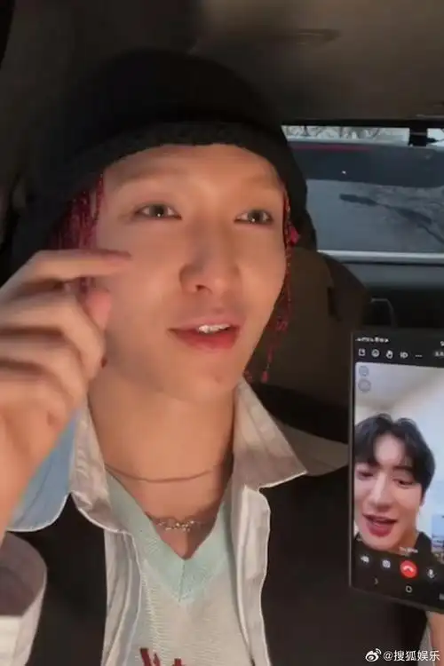 张艺兴朴灿烈连线#张艺兴直播中和朴灿烈连线,好兄弟聊得超开心,#exo