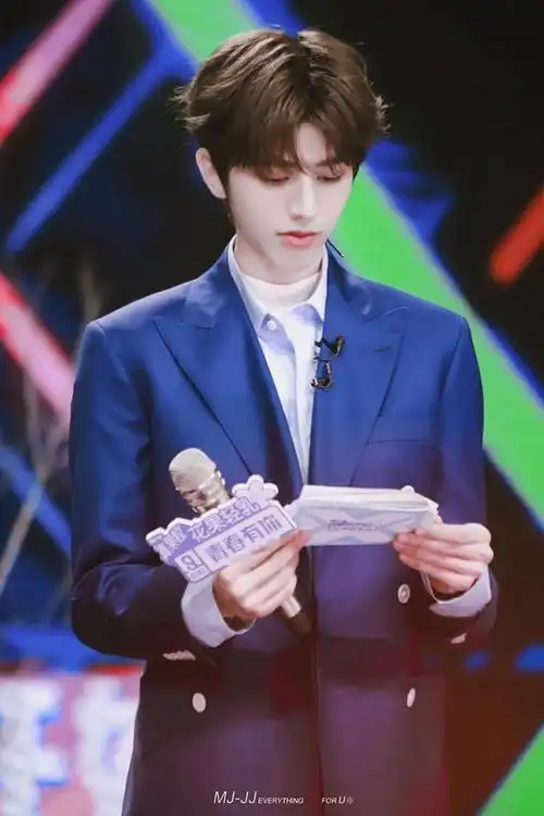 蔡徐坤##蔡徐坤蓝色西装