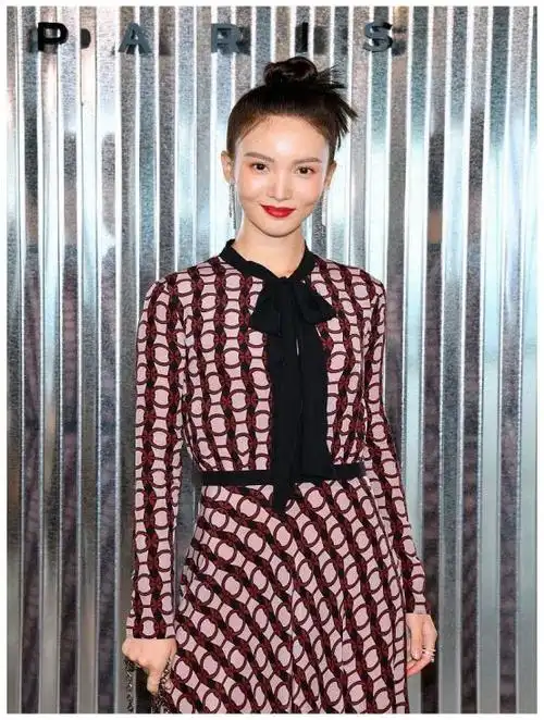 金晨竟在综艺里"偷吃"羊排?还被抓了个现行?这是咋回事?