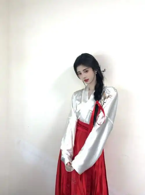 鞠婧祎不愧为时髦精!