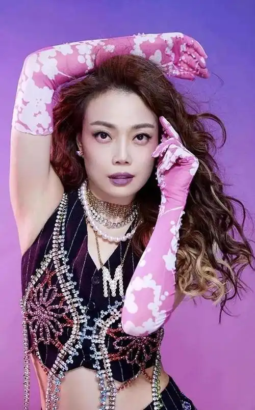 容祖儿演唱会大尺度露肉穿搭,引网友疯狂吐槽,真敢穿啊!