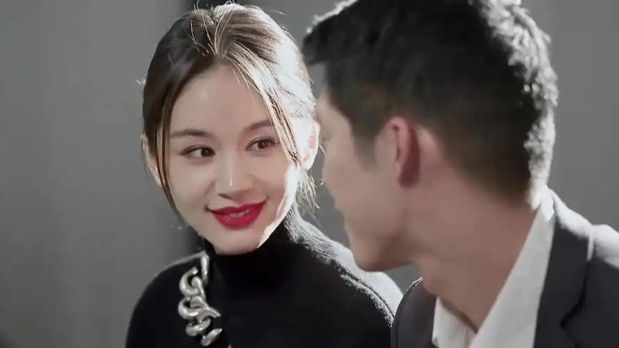 甜到齁王子文吴永恩街头搂抱甜蜜热聊随后牵手过马路大秀恩爱