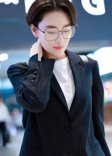 军嫂"张馨予短发现身,大玩"西装杀"率性帅气纤细长腿令人羡慕