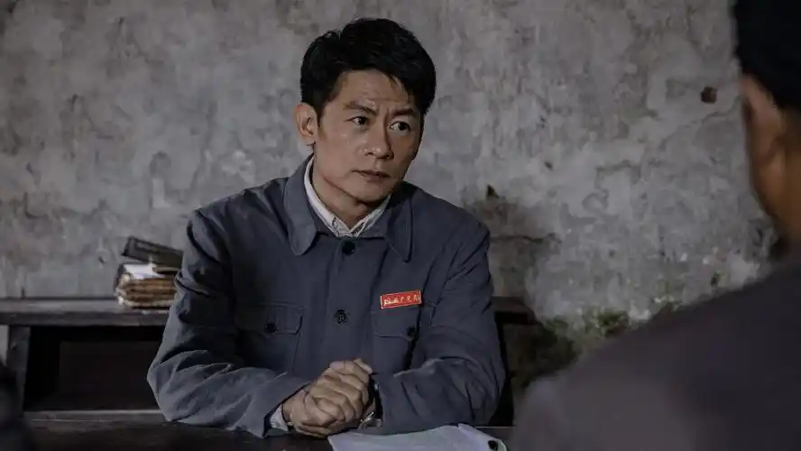 演员李健:抱上贵人大腿却成神剧专业户,与初中初恋结婚成妻管严_腾讯