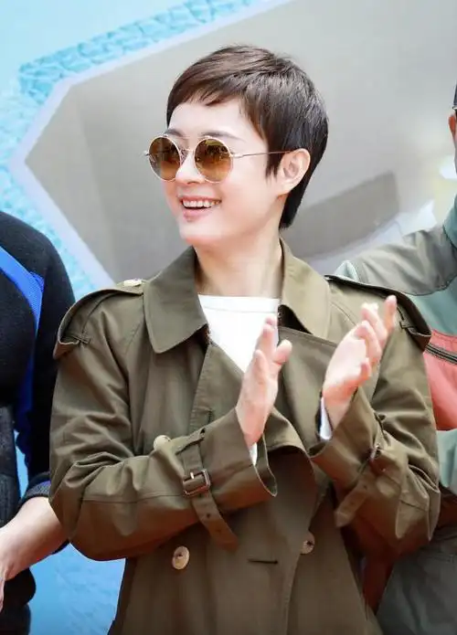 孙俪军绿色风衣衬得皮肤好白超短发造型可一点不显老气