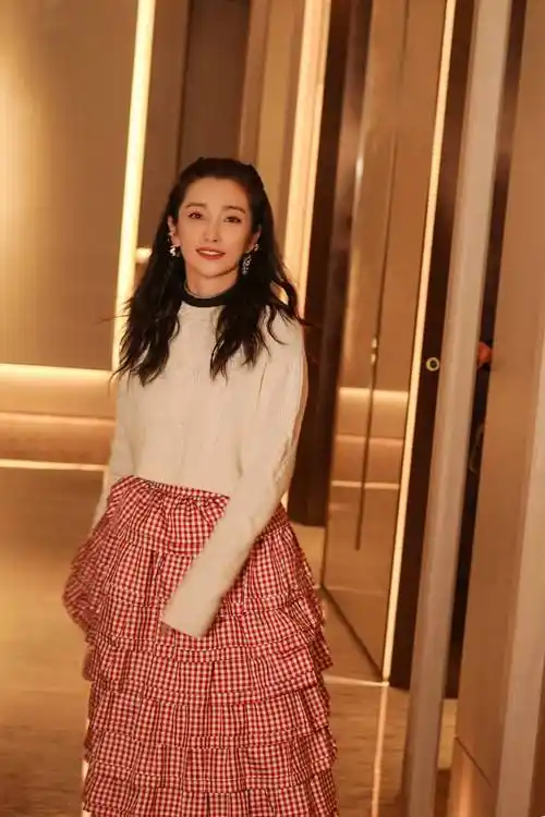 李冰冰扎公主头超减龄 穿格纹蛋糕裙元气足