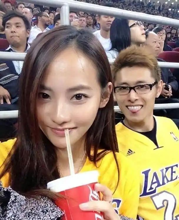 回顾3年生两子,结婚8年没等来婚礼的张嘉倪,终究为他人做了嫁衣