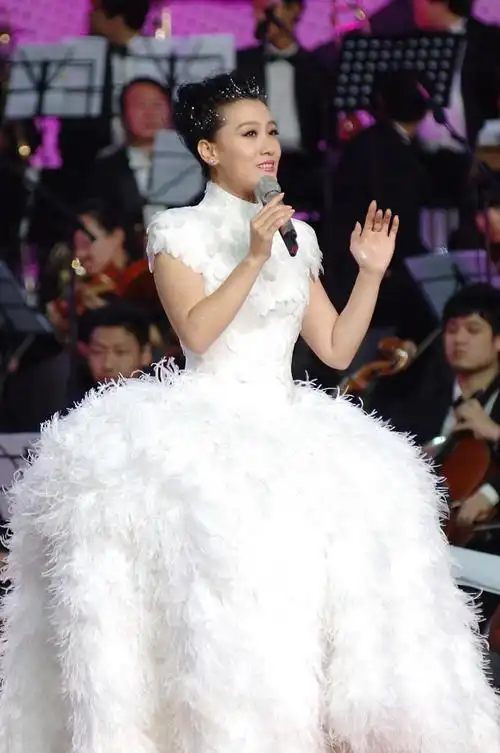 回顾军旅歌手谭晶嫁大8岁科学家老公婚后生两女生活幸福甜蜜