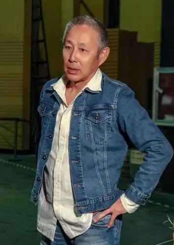 陈道明真是"神仙大叔",穿迷彩服配马丁靴又酷又潮,秒变小鲜肉