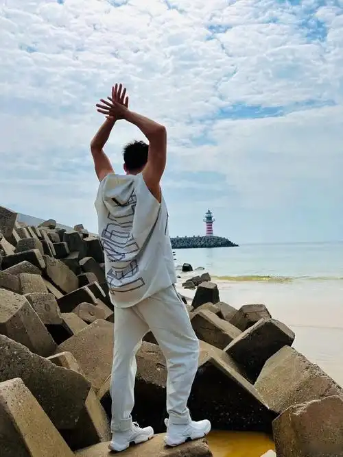 孙杨晒三亚海边背影帅照面朝大海迎接新挑战