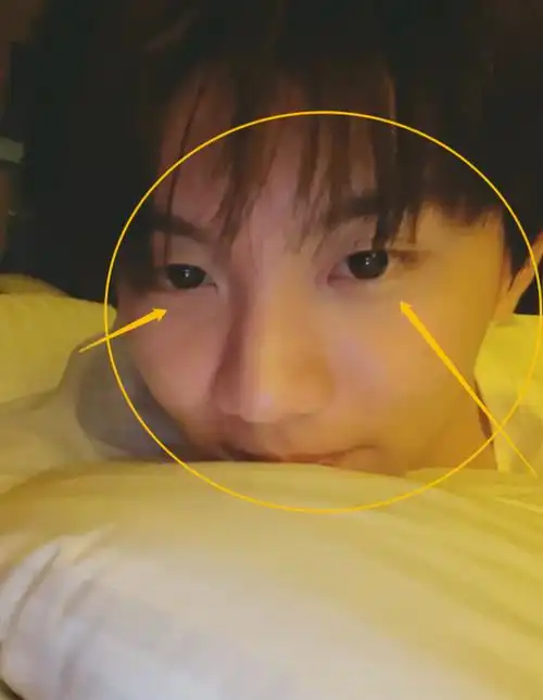 马嘉祺高考后营业,素颜的皮肤状态如何,怼脸拍的优势令人羡慕