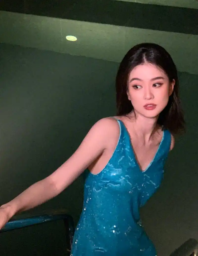 乔欣蓝色v领连衣裙甜美写真