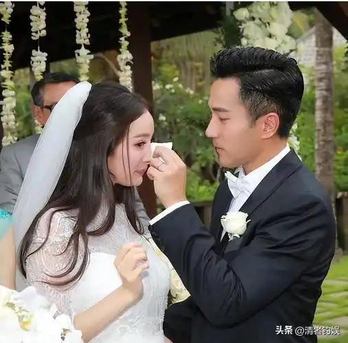 主持功力不错,颜值身材不错,后来转型做了女演员,网传她有个富商老公