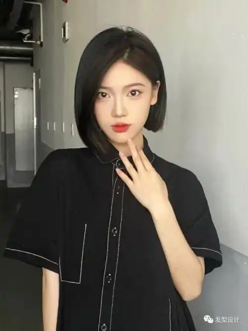 微微内扣的短发设计,搭配漫画刘海,最经典的中式短发设计,也是最百搭