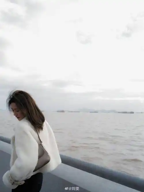 超模刘雯疯起来了在海边吹风玩泡泡每一张都是大长腿