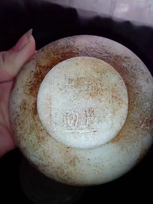 请问这只玉碗是真品吗?上面刻有乾隆孝粉字样!