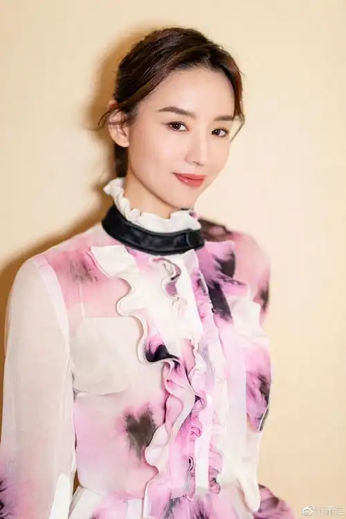 组图:董洁穿扎染印花长裙仙气足 妆容精致身材曼妙气质极佳