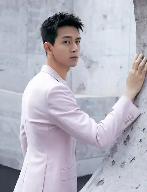 简介:李现粉色西装帅气写真图片,分享一组李现图片给大家,图中的明星
