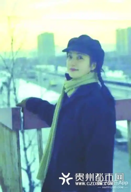 这是赵薇大学时的样子,也就是黄晓明认识她时的样子,怪不得晓明哥第一
