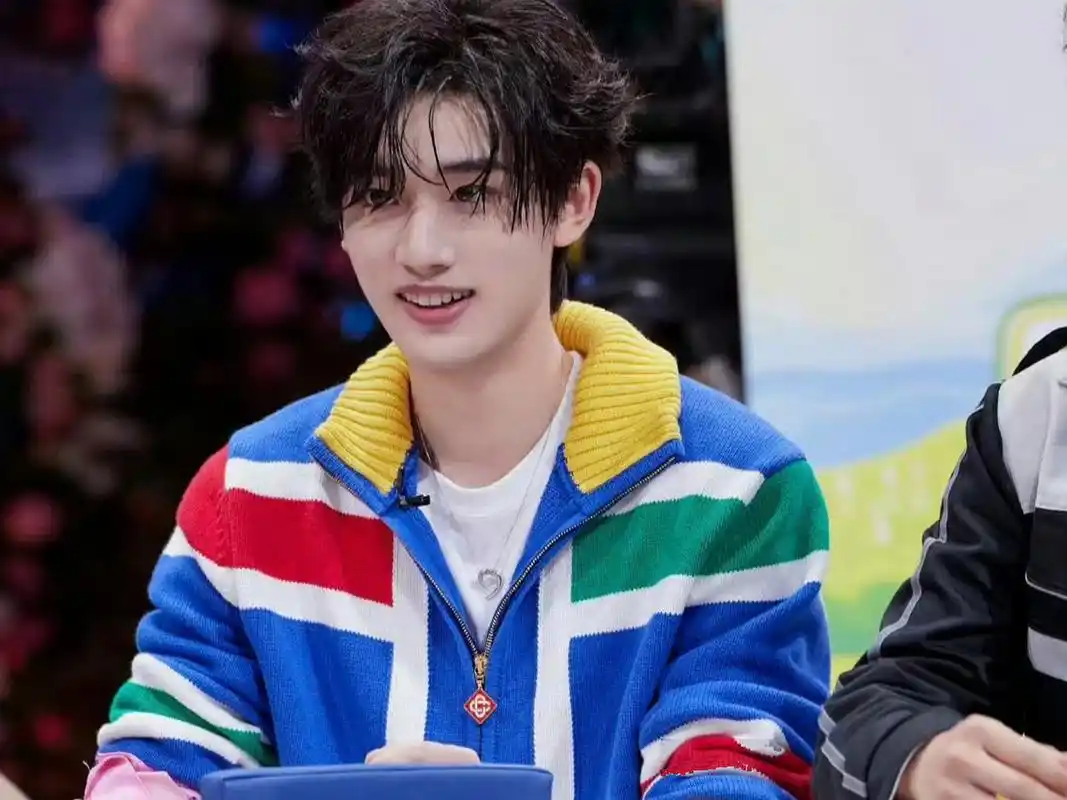 丁程鑫泼水误伤了何炅