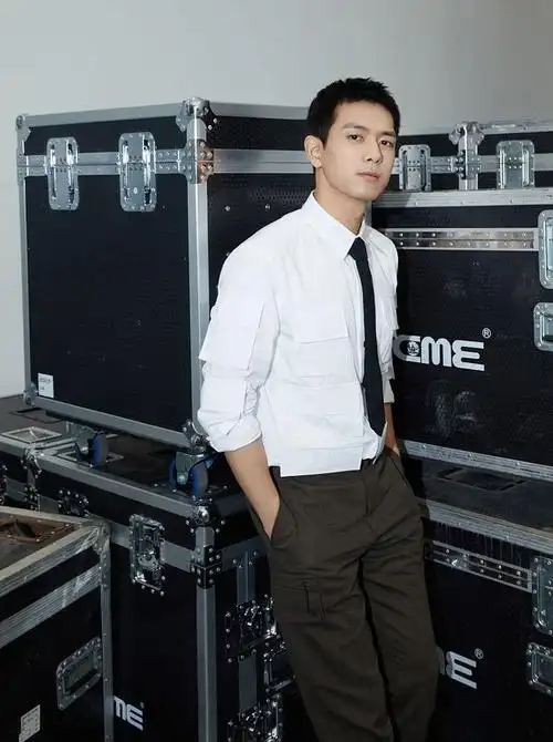 他身穿白衬衫搭配领带化身简约系男神,双手插兜嘴角一抹坏笑,简直太