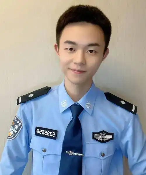 庆幸我的青春有穿警服的样子!